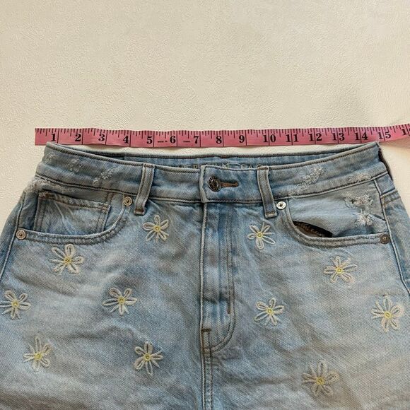 American Eagle Daisy Embroidered Denim Shorts Size 4 - Picture 8 of 8